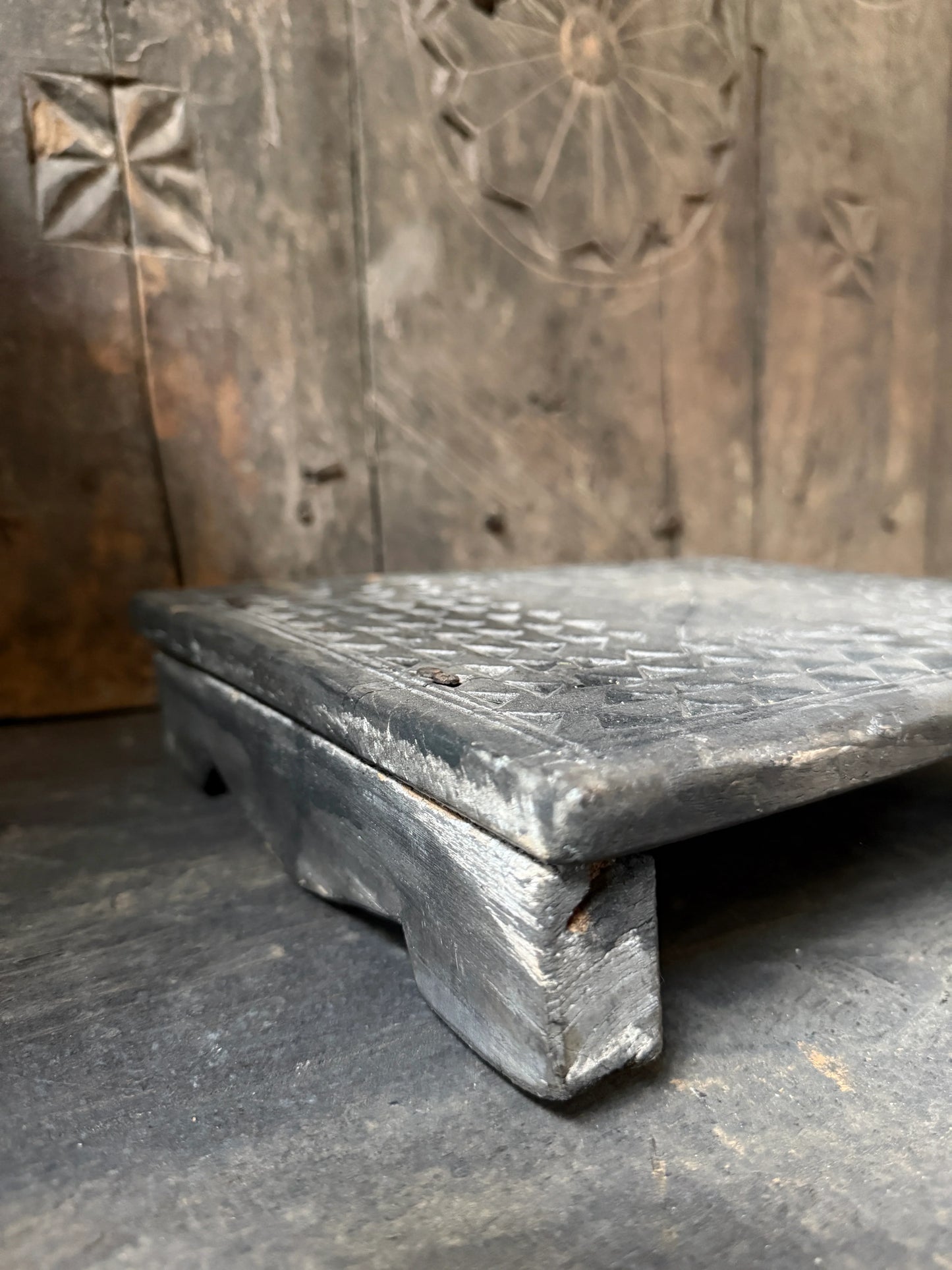 Authentieke, handgemaakte houten bajotplank uit India met rustieke gravures, sober interieur