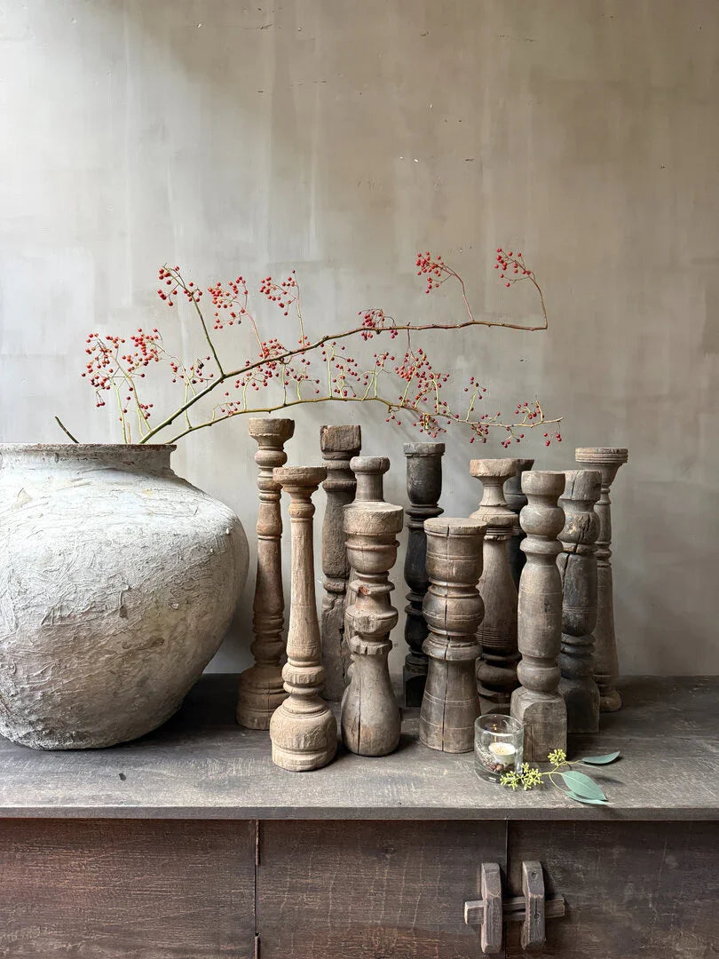 Authentieke handgemaakte houten balusters op houten kast, landelijk sober interieur decoratie.