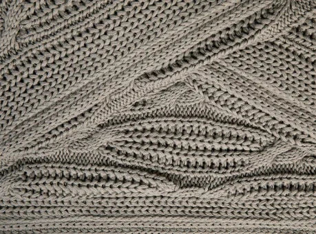 Detail van grijze handgemaakte gebreide woonaccessoire, landelijk en sober design