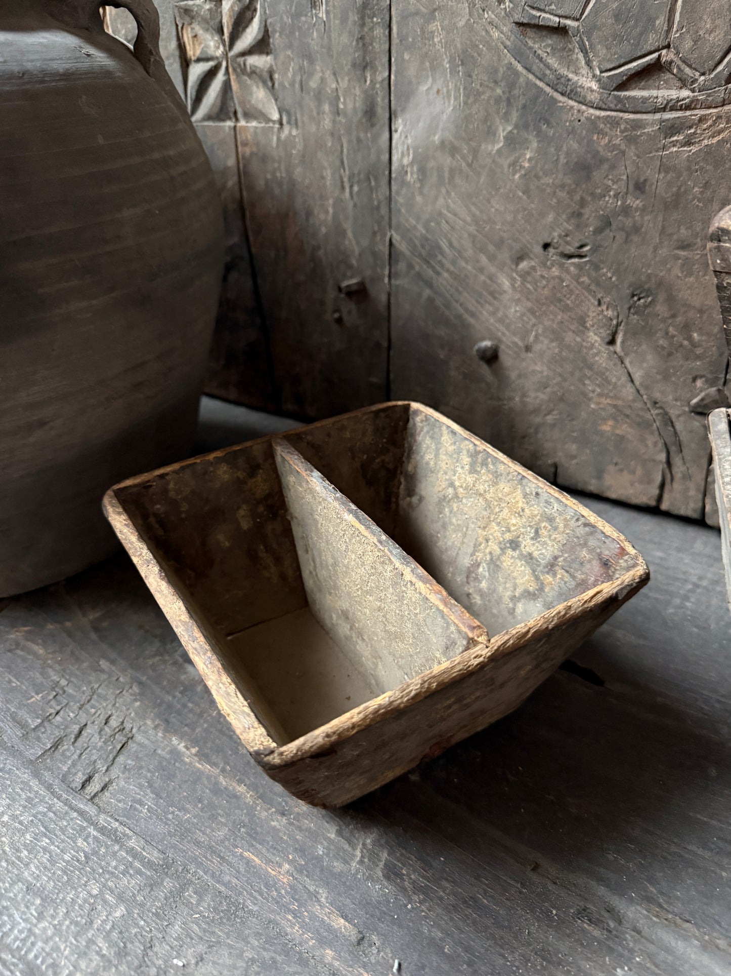 Oud, handgemaakt houten bakje met twee vakken, authentiek woonaccessoire voor sober interieur