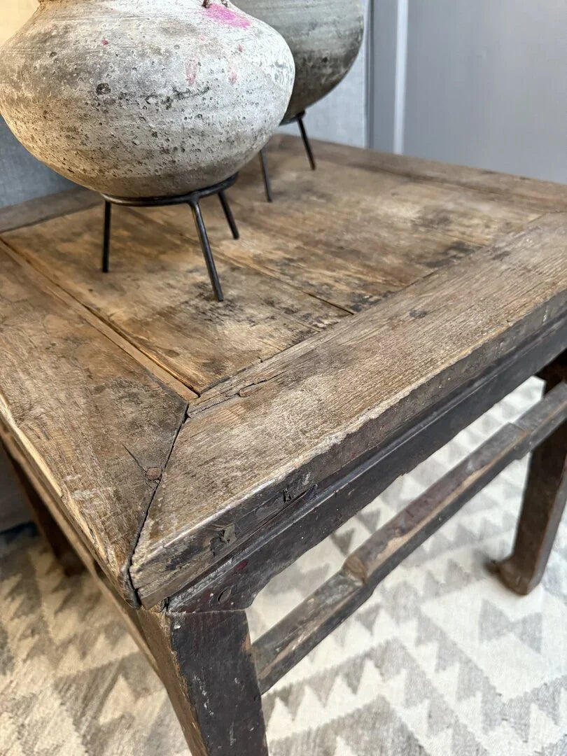 Antieke Chinese bijzettafel - My Sober Home