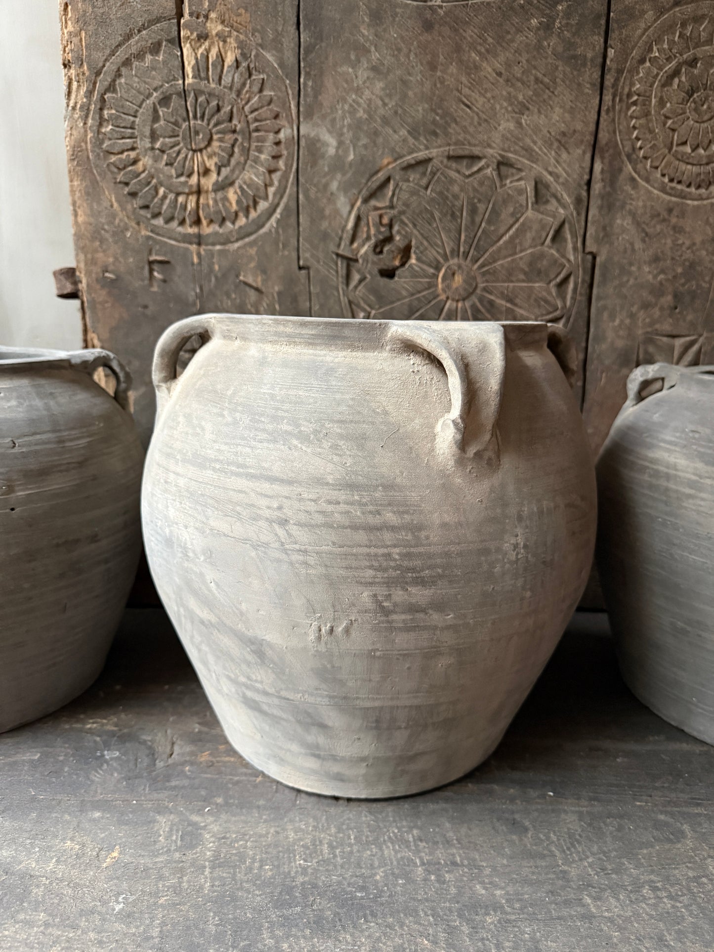 Authentieke handgemaakte Chinese kruik van aardewerk, sober en landelijk woonaccessoire