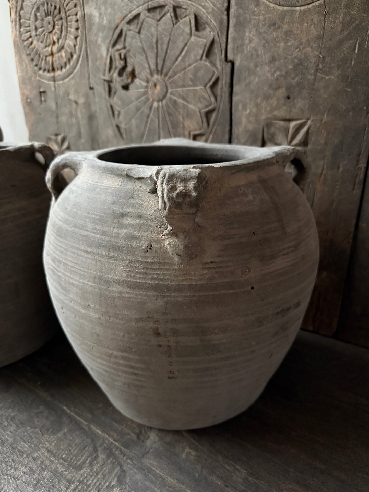 Authentieke handgemaakte Chinese kruik van aardewerk, sober en landelijk interieurdecor, My Sober Home