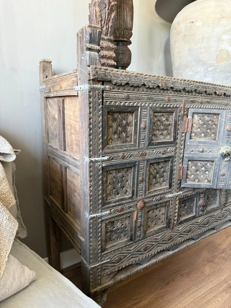 Authentieke handgemaakte houten Damchiya kast uit India, sober landelijk interieur