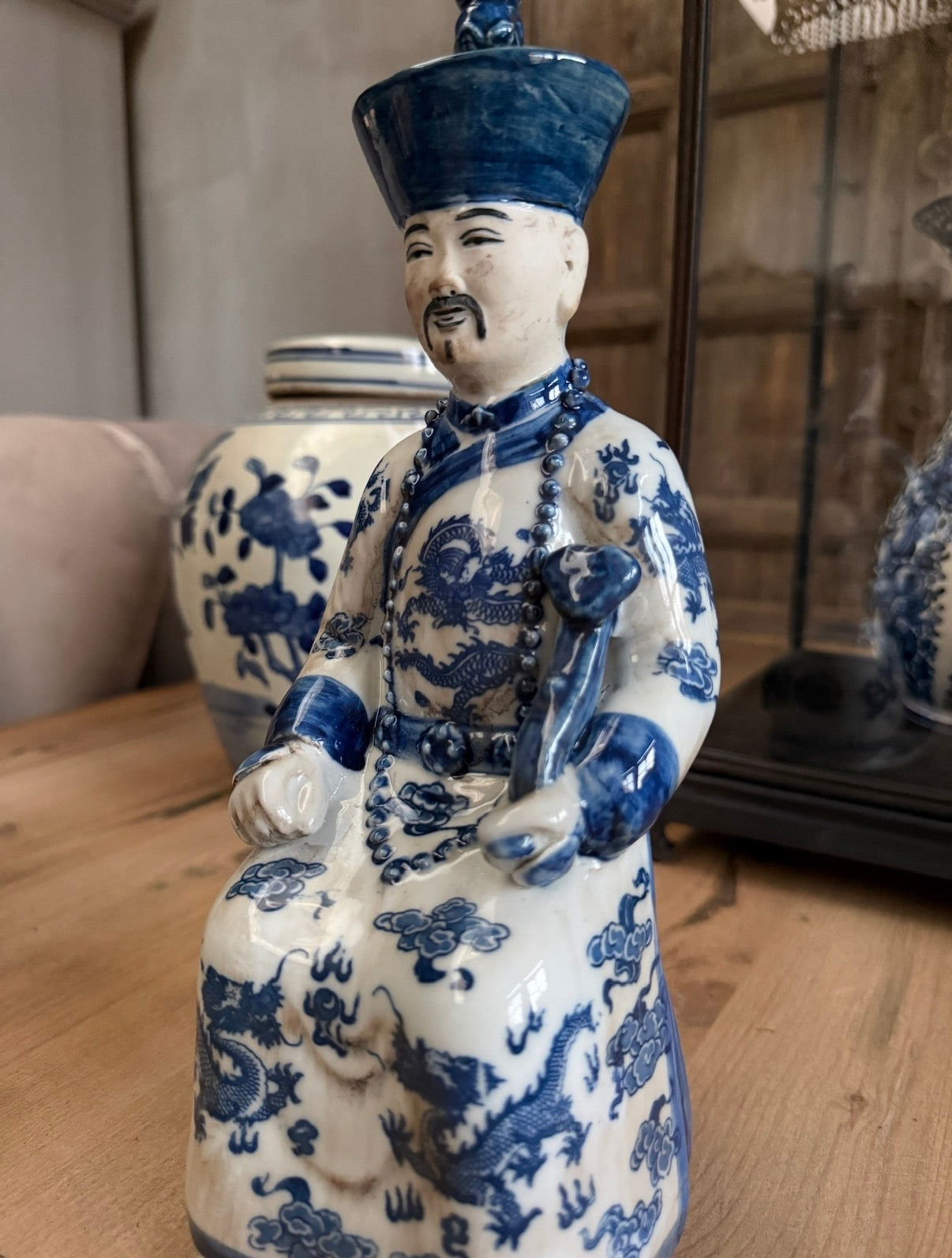 Chinees porseleinen beeldje zittende keizer (opa)