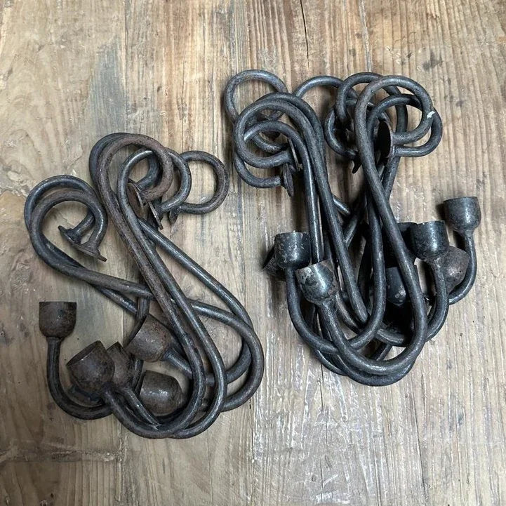 Set van twee handgemaakte metalen kandelaars op houten vloer, My Sober Home woonaccessoires.