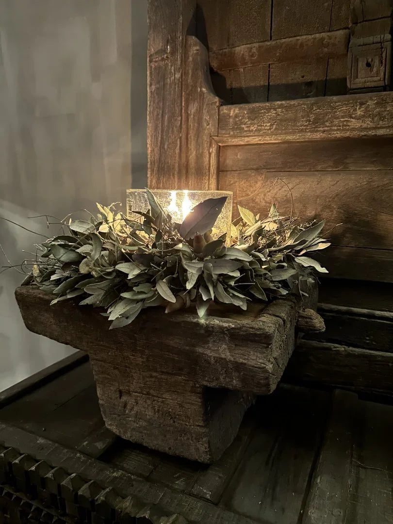 Handgemaakte houten schaal met krans en waxinelichtje, landelijke woondecoratie My Sober Home