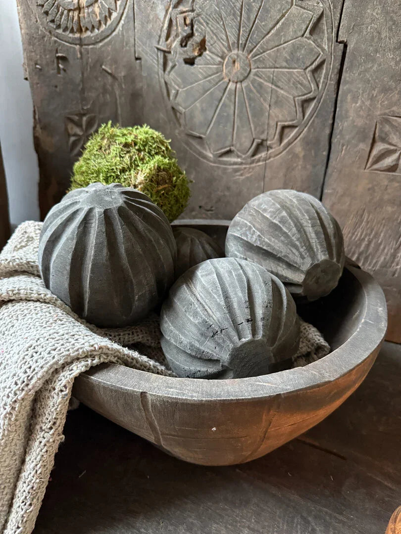 Houten schaal met geribbelde houten decoratieballen, sober landelijke woonaccessoire