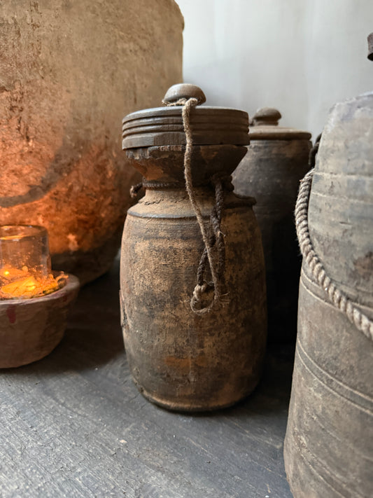 Oud Nepalees kruikje met deksel