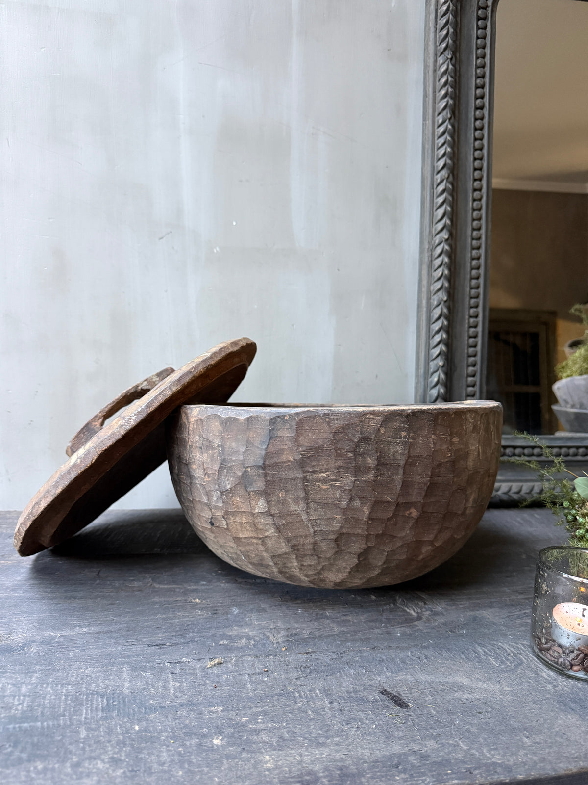 Oude houten pot / bak met deksel