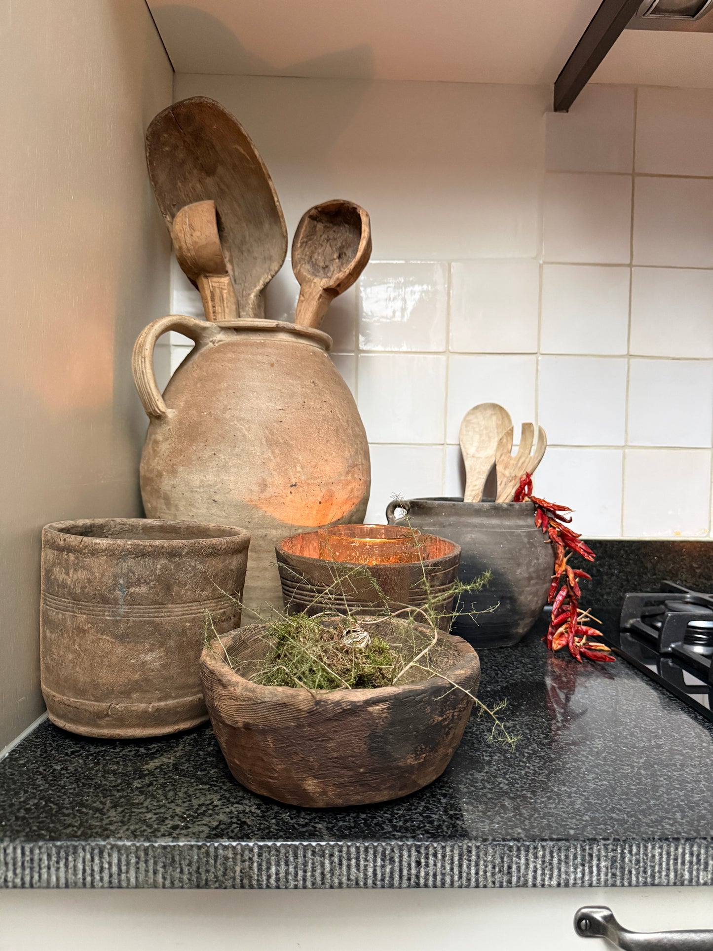 Handgemaakte aardewerken potten en houten lepels op een landelijke keukenblad, My Sober Home