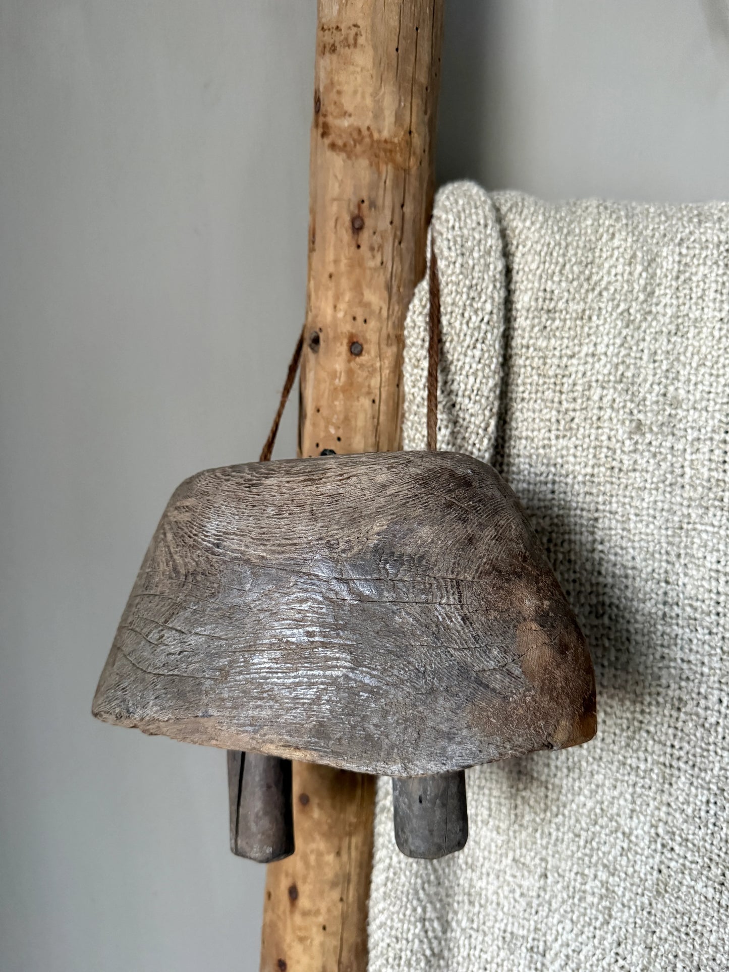 Oude houten bel als handgemaakte woonaccessoire, landelijk en sober interieur, My Sober Home