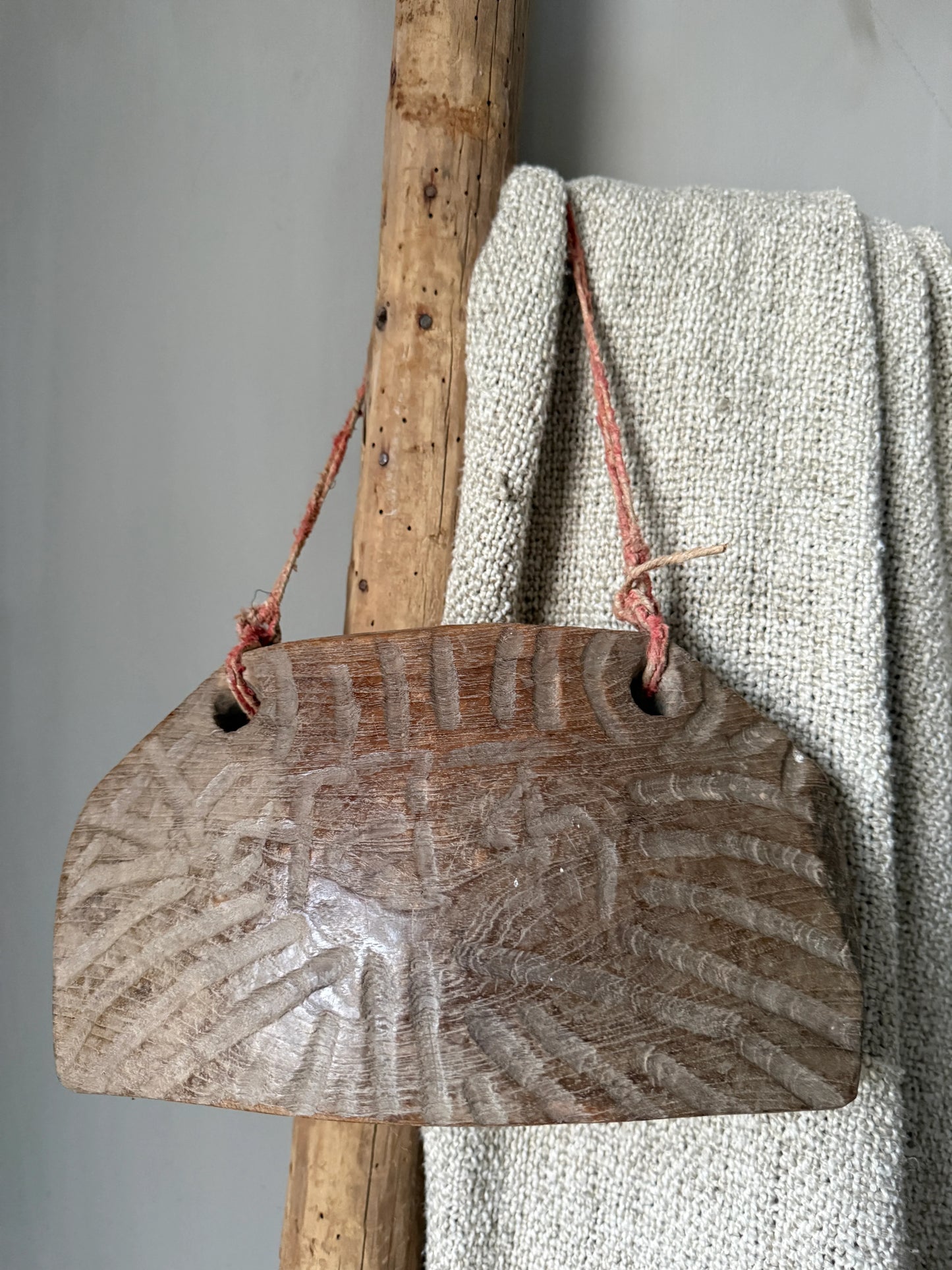 Authentieke handgemaakte houten decoratie met touw, landelijke woonaccessoire, My Sober Home