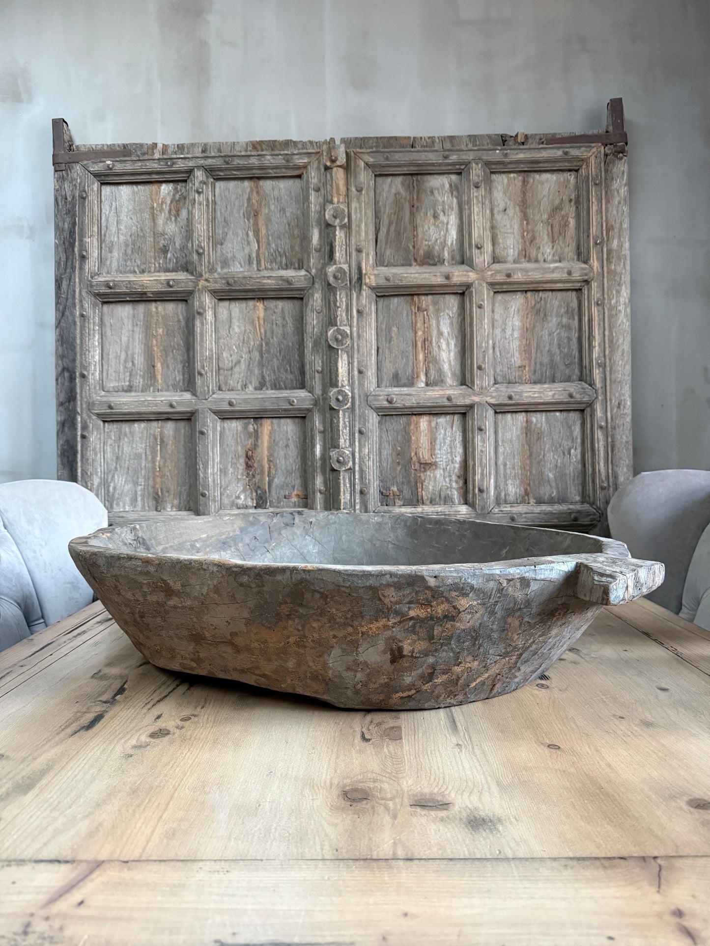 Authentieke houten schaal op tafel voor robuust houten paneel, sober interieur