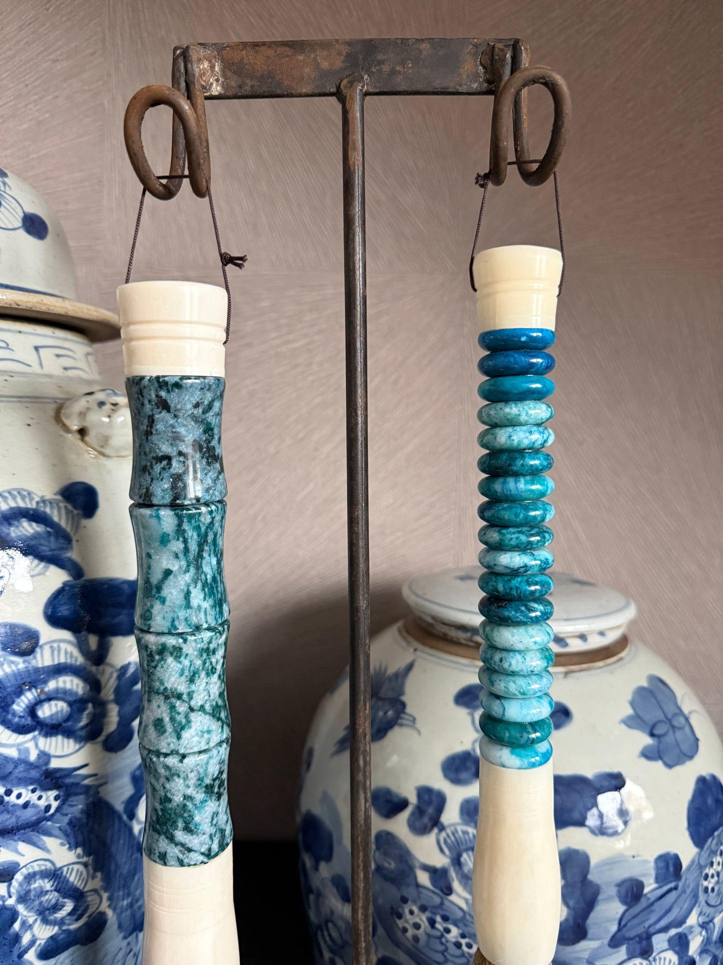 Handgemaakte decoratieve objecten van My Sober Home met blauw en wit keramiek op achtergrond