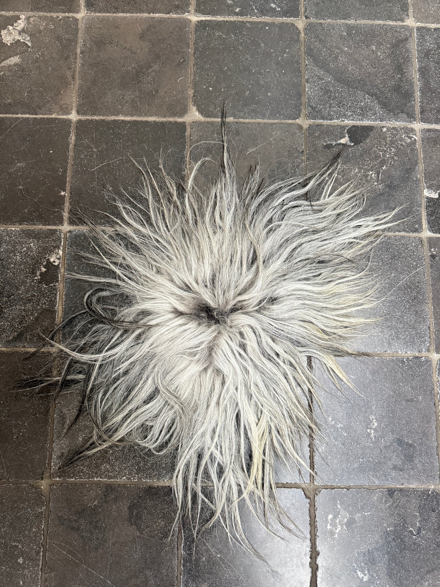 Hocker, grau gesprenkeltes Schaffell