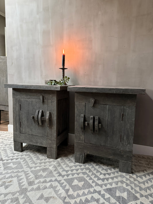 Nachtkastje old barn rechtsdraaiend deurtje