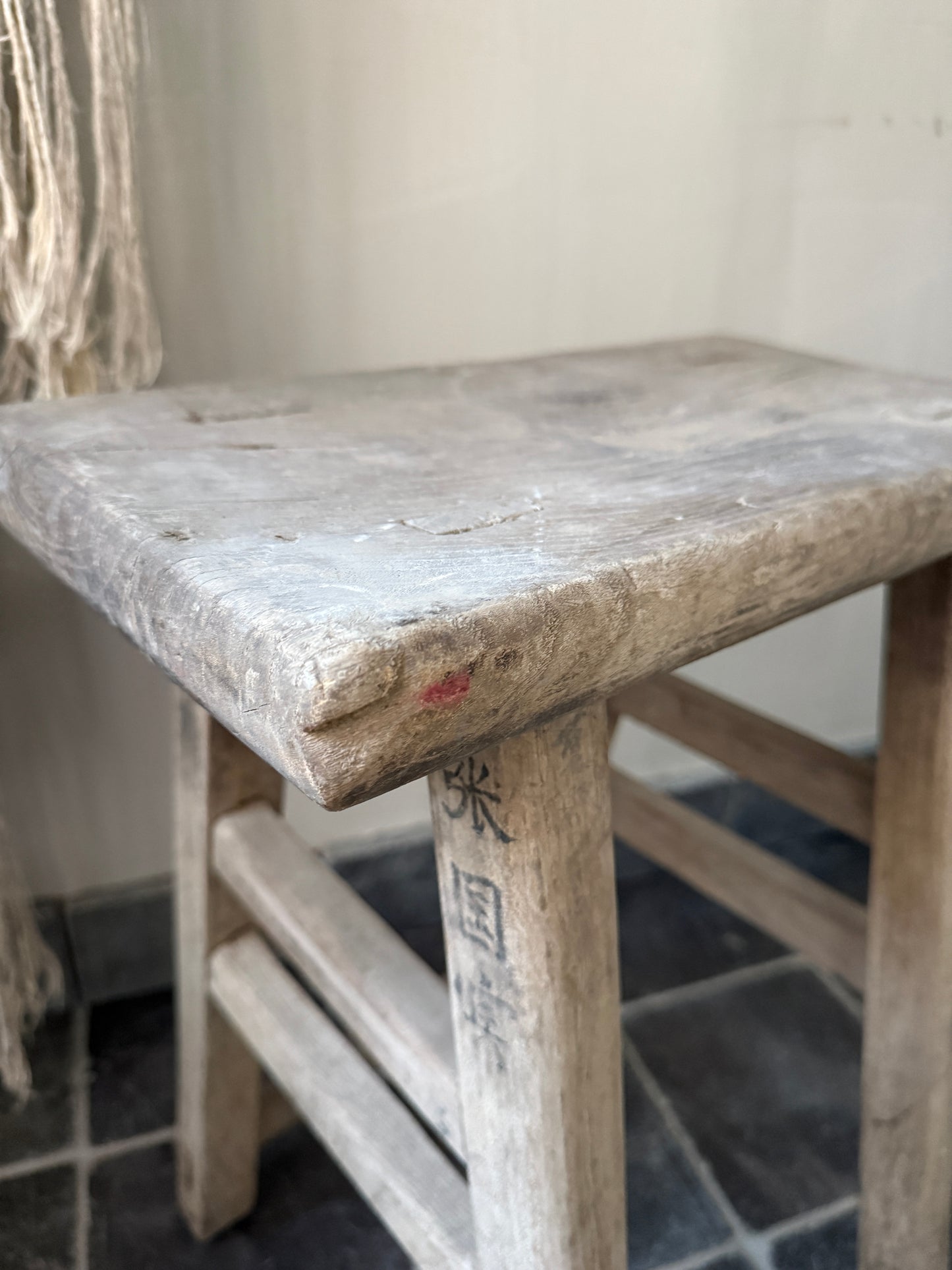 Alter Holzschemel aus Ulmenholz, chinesischer Stuhl