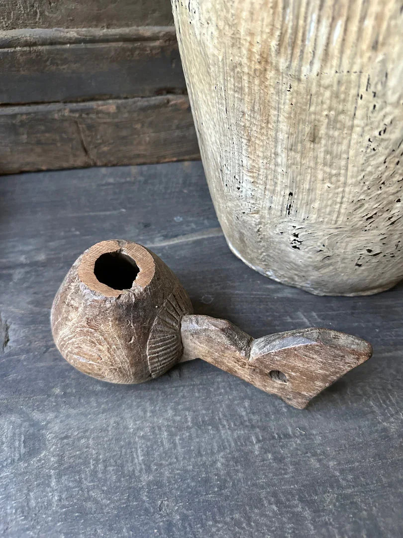 Authentiek handgemaakt houten woonaccessoire op grijze tafel bij My Sober Home