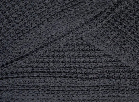 Close-up van donkergrijze handgemaakte woonaccessoire, grofgebreid voor sober interieur.