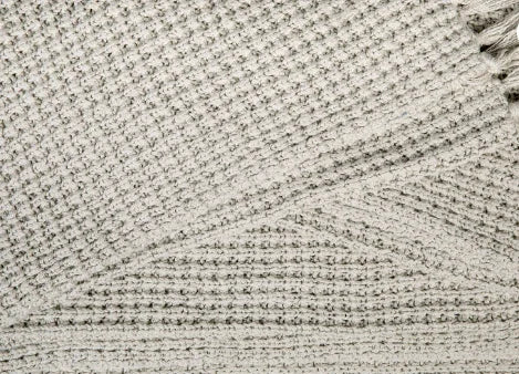 Close-up van beige, handgemaakt woonaccessoire in wafelstructuur, landelijk en sober design.