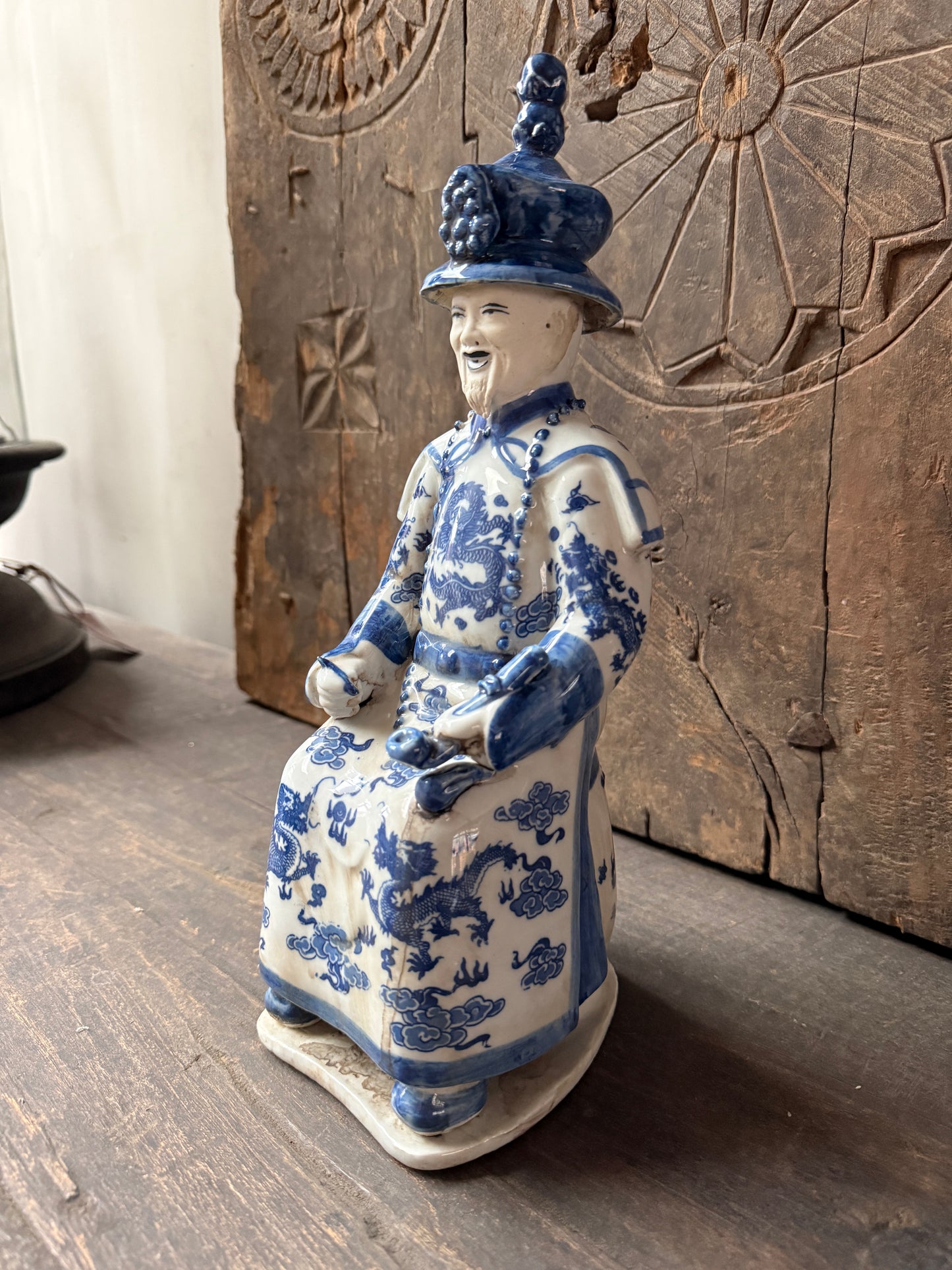 Handgemaakt blauw-wit keizer beeldje keramiek, unieke woonaccessoire My Sober Home