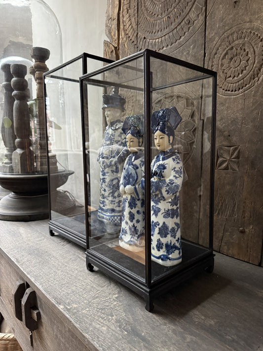 Handgemaakt porseleinen keizerin en keizer beeldje in vitrine, landelijk sober interieur