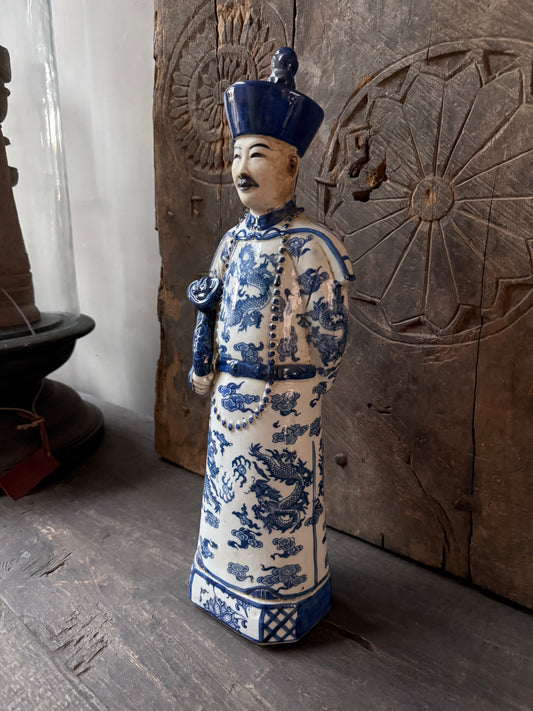 Chinees porseleinen beeldje keizer staand (vader)