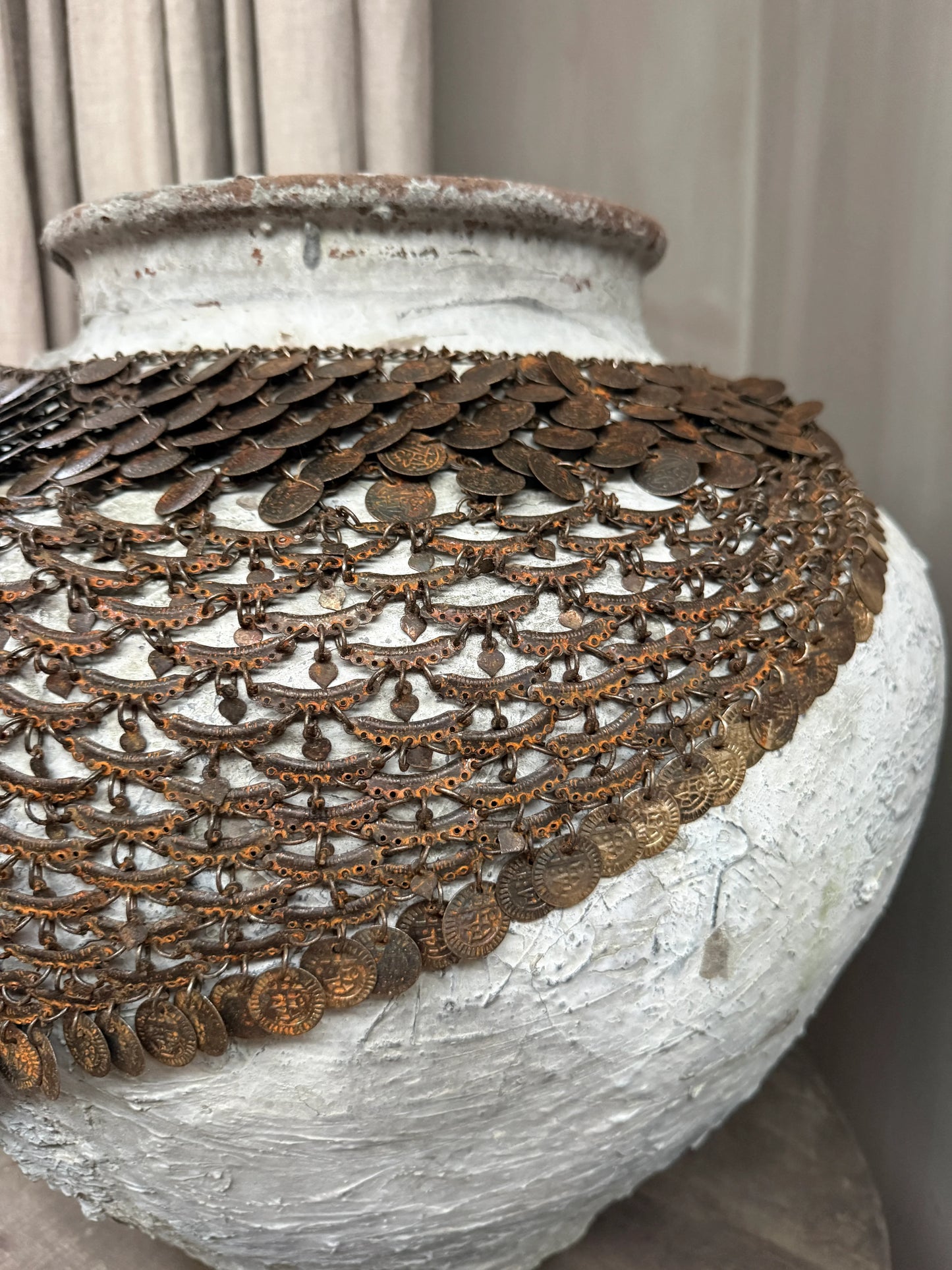 Handgemaakte kruik met metalen kettingdecoratie, landelijk en sober woonaccessoire