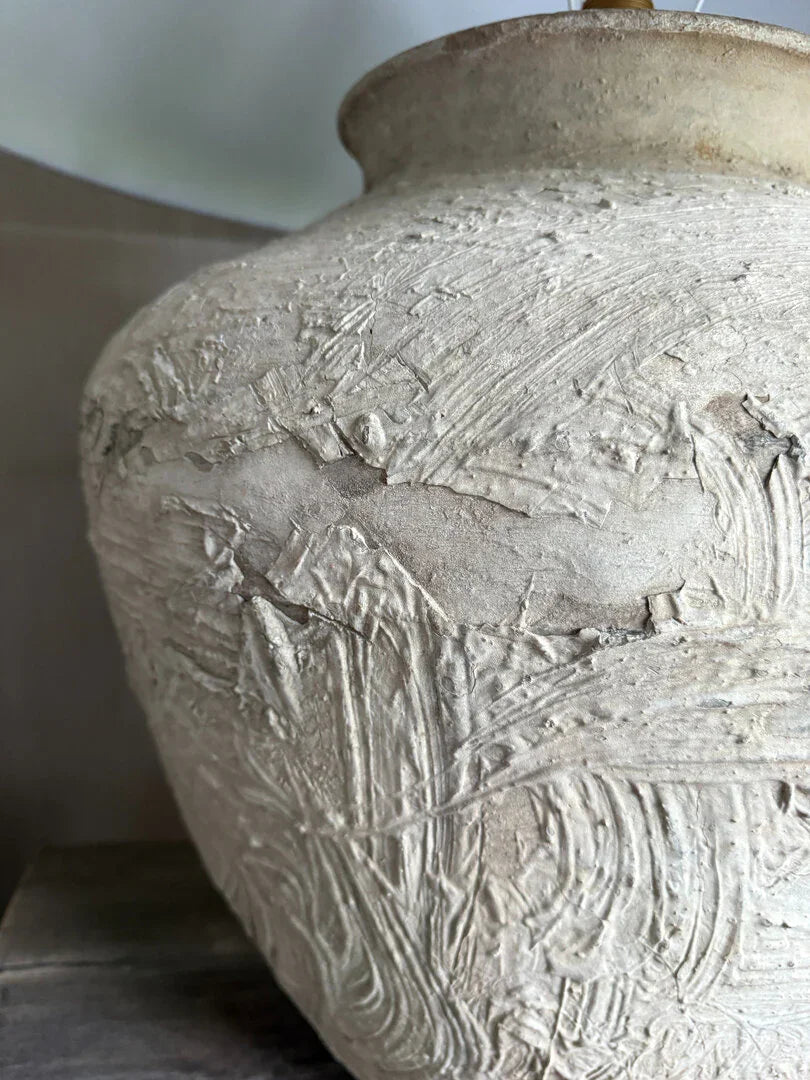 Handgemaakte kruiklamp met ruwe textuur, sober landelijk woonaccessoire bij My Sober Home