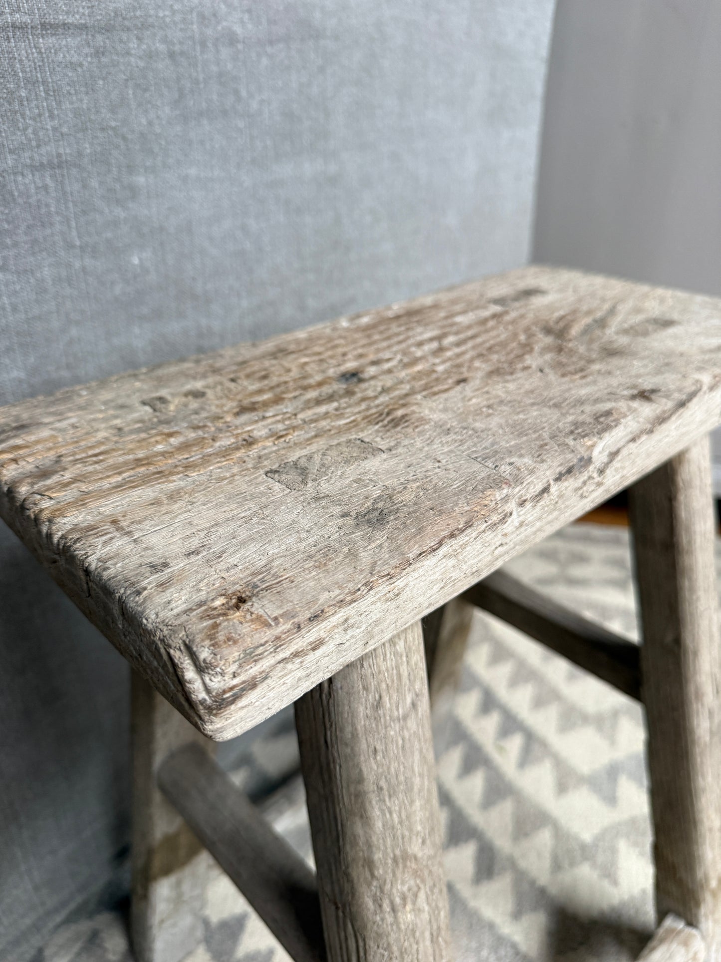 Alter Holzschemel aus Ulmenholz, chinesischer Stuhl