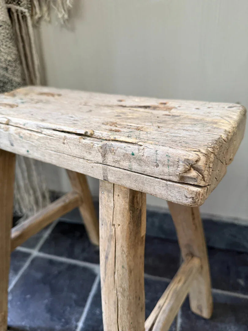 Authentieke handgemaakte houten kruk, landelijk en sober interieur, My Sober Home