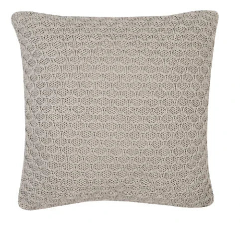 Handgemaakt lichtgrijs sierkussen met fijn patroon, landelijk en sober interieuraccessoire