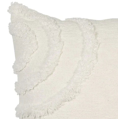 Close-up van een naturel kussen met reliëf details, handgemaakt, landelijk en sober design.