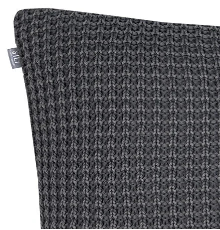 Close-up antraciet gebreid kussen Lyon, handgemaakt woonaccessoire bij My Sober Home