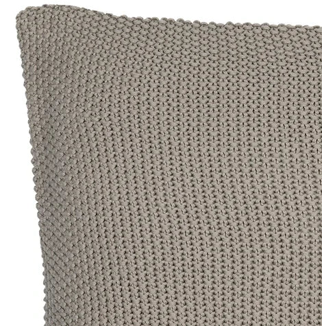 Kussen Sofia beige close-up, grof gebreid, handgemaakt voor een sober interieur bij My Sober Home