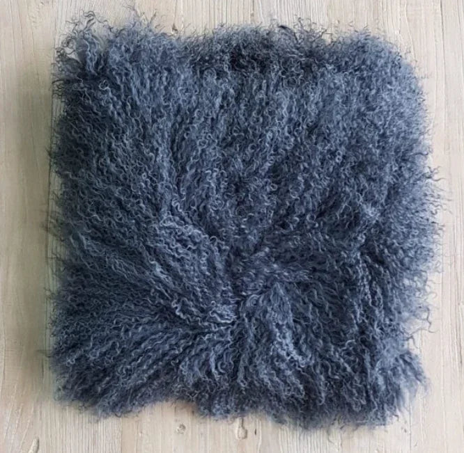 Antraciet kussen van Tibetaans schaap, handgemaakt, op houten vloer, My Sober Home woonaccessoire