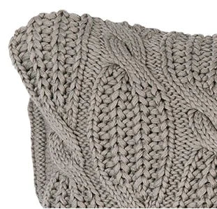 Close-up van grijs, grof gebreid kussen voor een landelijk sober interieur bij My Sober Home