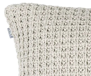 Close-up van handgemaakt beige Ibiza kussen met grove breistructuur, My Sober Home woonaccessoire