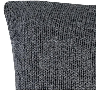 Donkergrijs gebreid sierkussen close-up, handgemaakt voor een sober, landelijk interieur.