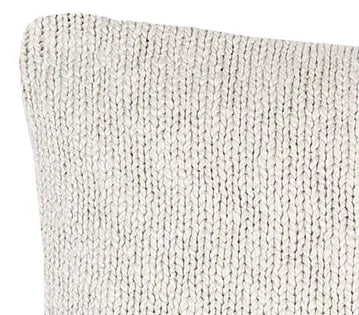 Close-up van beige, handgemaakt kussen met grof gebreide structuur, My Sober Home woonaccessoire