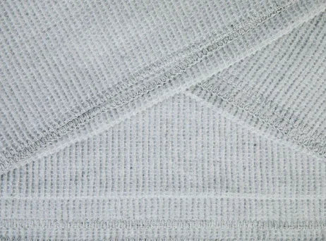 Close-up van lichtgrijze handgemaakte landelijke woonaccessoire stof bij My Sober Home