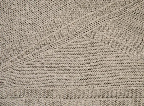 Close-up van handgemaakt beige gebreid woonaccessoire, landelijke stijl My Sober Home