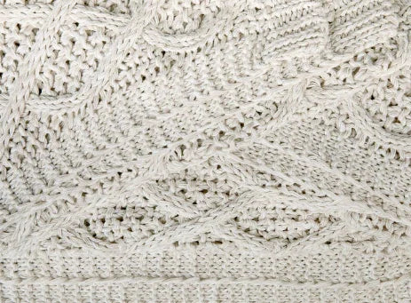 Close-up van handgemaakt beige gebreid woonaccessoire, landelijke stijl van My Sober Home