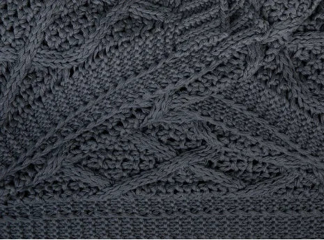 Detail van donkergrijs, handgemaakt gebreid woonaccessoire, landelijke stijl My Sober Home
