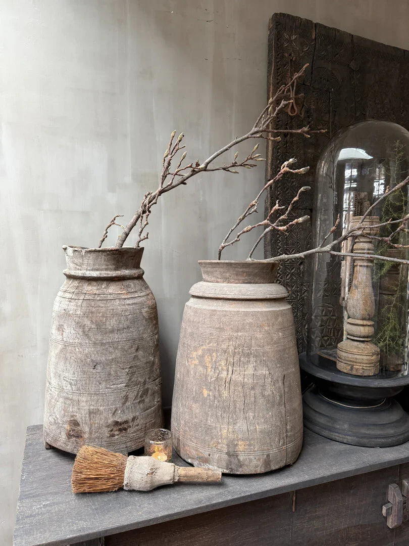 Antieke houten potten met takken, landelijke decoratie van My Sober Home voor sober interieur.