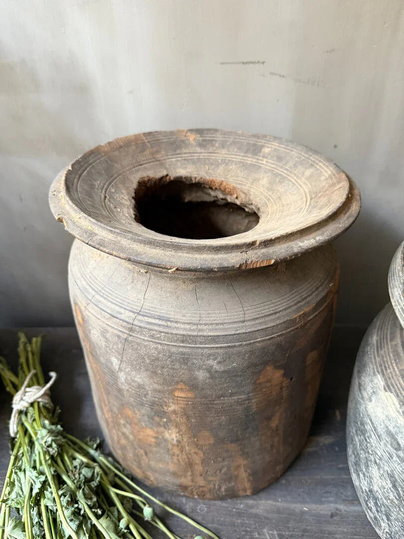 Authentieke Nepalese houten kruik met verweerd uiterlijk, landelijke woonaccessoire