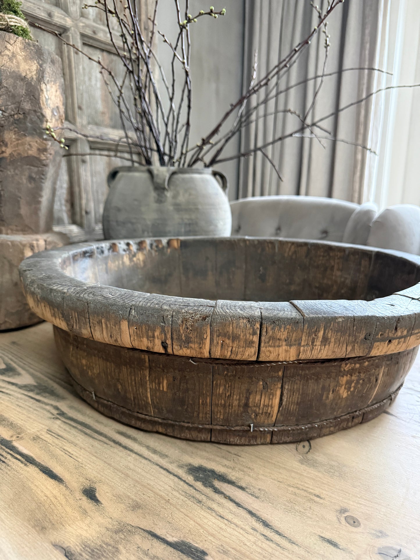 Authentieke houten olijfbak op houten tafel, landelijke en sobere woonaccessoire My Sober Home