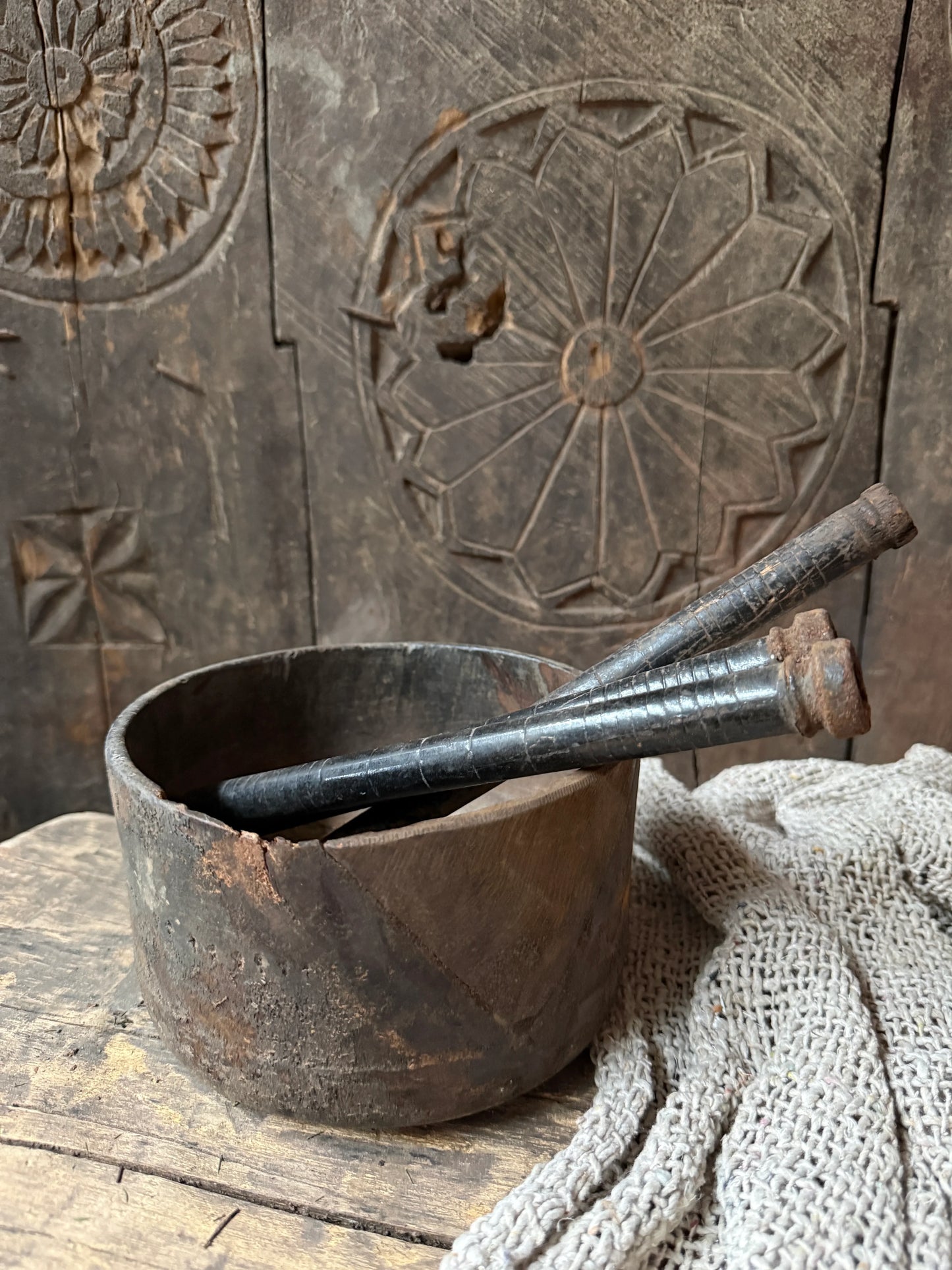 Authentieke houten schaal met handgemaakte accessoires, landelijke sobere woondecoratie