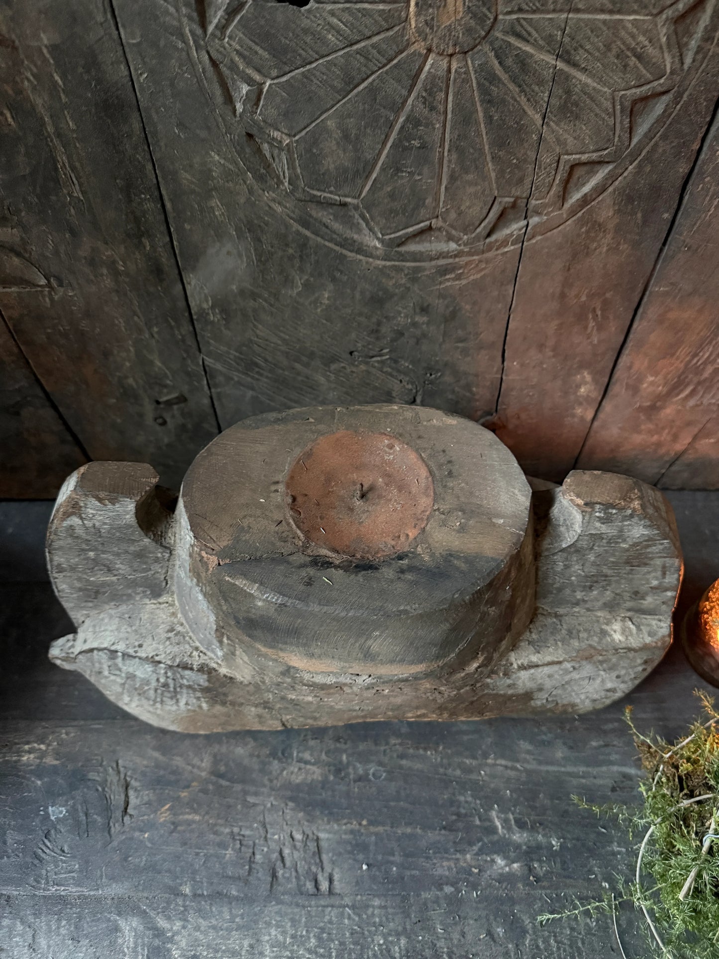 Authentieke houten kandelaar, handgemaakt, op rustiek houten tafel, landelijk woonaccessoire